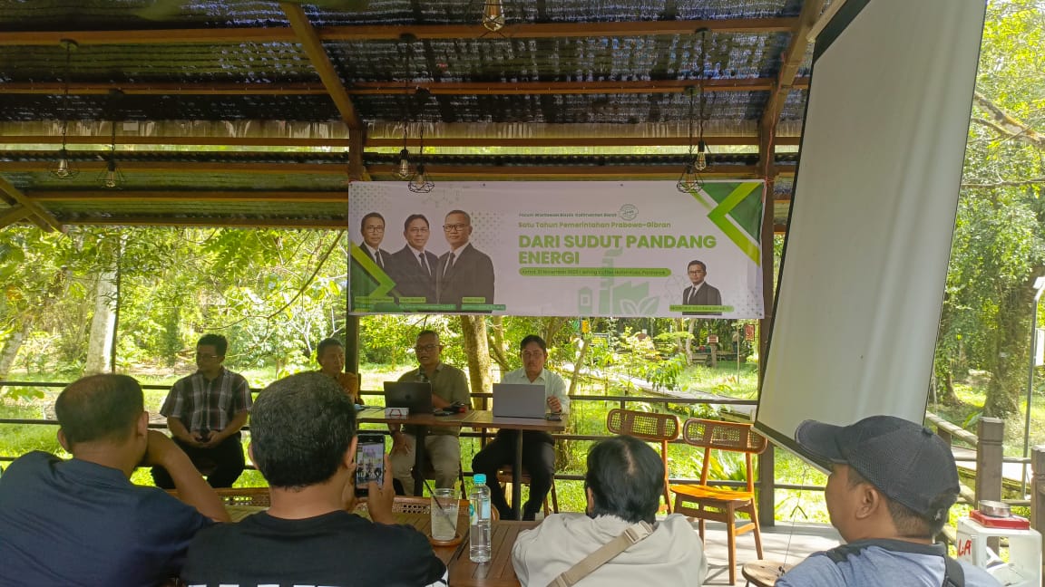 Kegiatan diskusi bertajuk "Satu Tahun Pemerintahan Prabowo-Gibran dari Sudut Pandang Energi" di Pontianak, Kalbar, Jumat (21/11/2025).