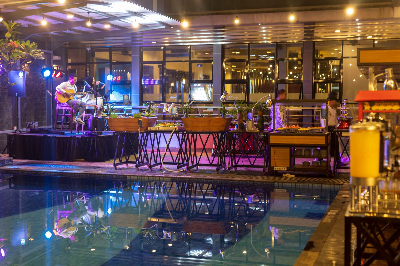 Menikmati hidangan laut segar di buffet &lsquo;Taste of the Sea&rsquo; Mercure Pontianak, sambil bersantai di tepi kolam.