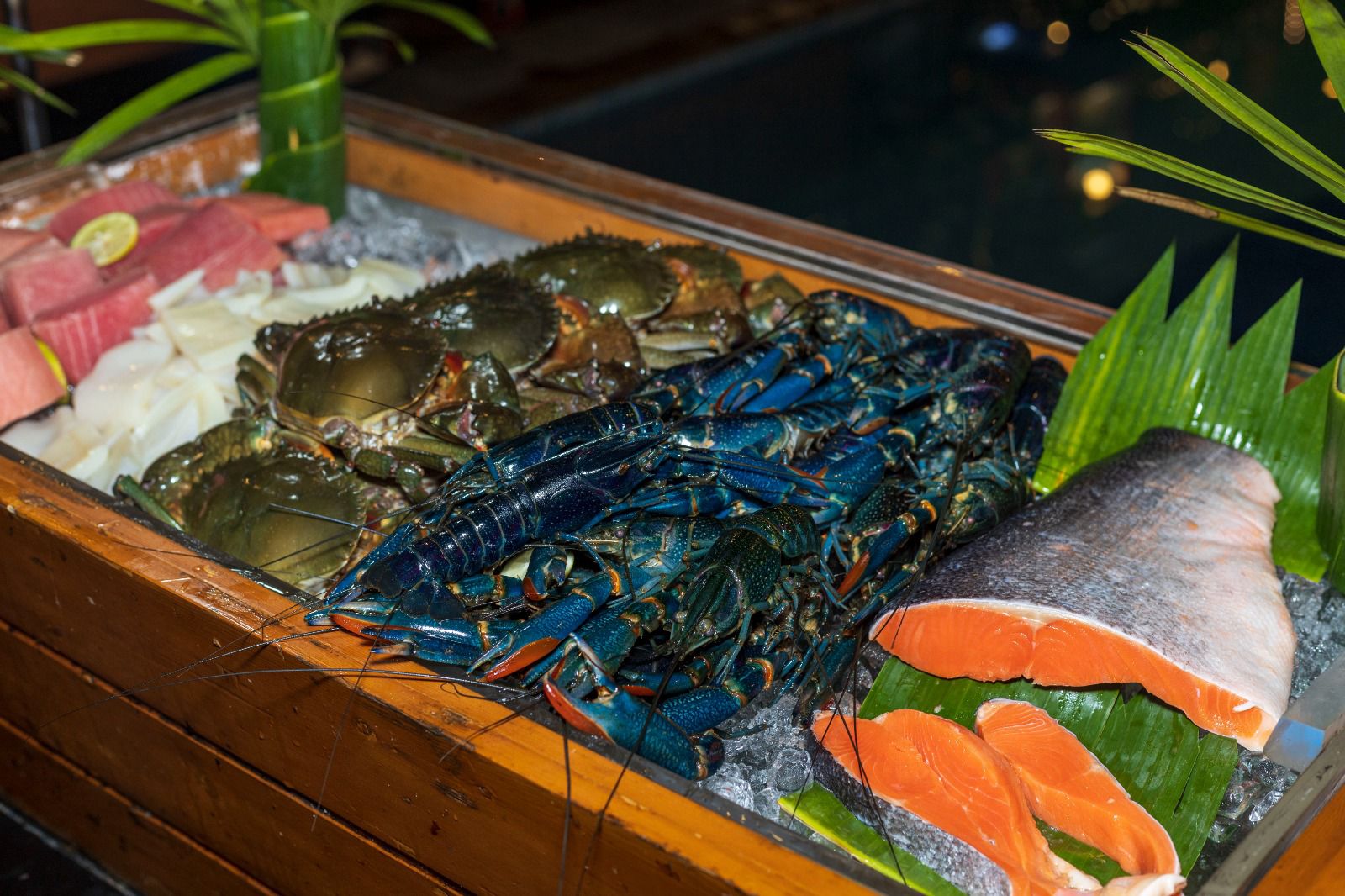 Kumpulan kepiting, lobster, dan ikan segar yang mengesankan di buffet &lsquo;Taste of the Sea&rsquo; untuk pengalaman makan yang sempurna.