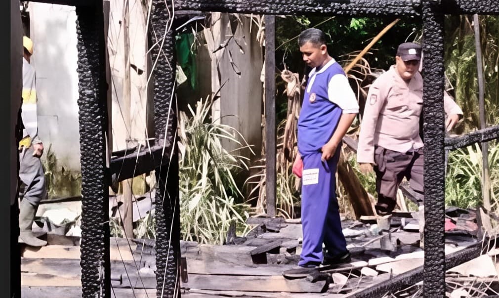 Petugas memeriksa lokasi kejadian kebakaran yang menghanguskan rumah warga di Kecamatan Sejangkung.