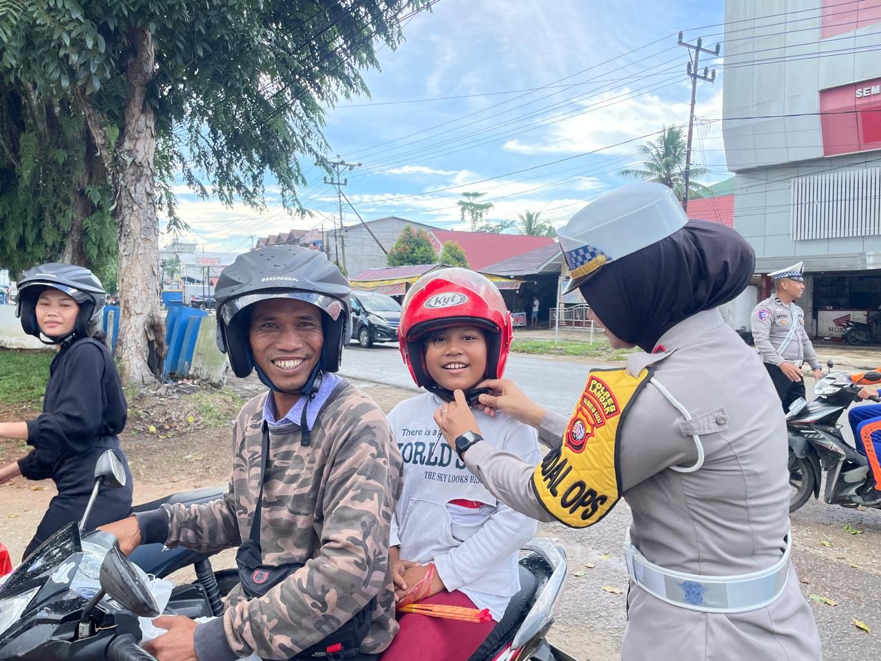 EDUKASI: Petugas Satgas Preemtif Polres Landak memberi edukasi dan reward kepada pengendara dalam Operasi Zebra Kapuas 2025.