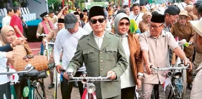 ALA SOEKARNO: Menag Nasaruddin Umar didampingi sang istri dalam acara ngontel bareng menyambut Hari Guru Nasional (HGN) 2025 di Jakarta (23/11).