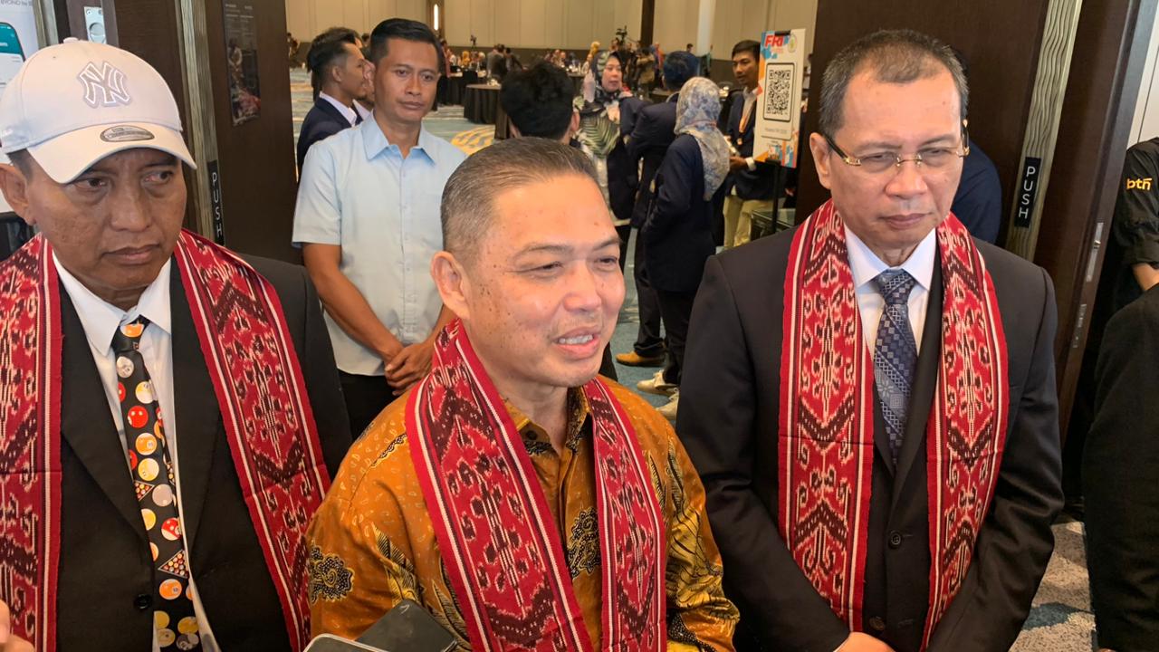 BUKA KONVENSI: Gubernur Kalbar Ria Norsan memberikan keterangan kepada awak media usai membuka Konvensi Kampus XXX dan Temu Tahunan XXVI Forum Rektor Indonesia (FRI), Minggu (23/11).