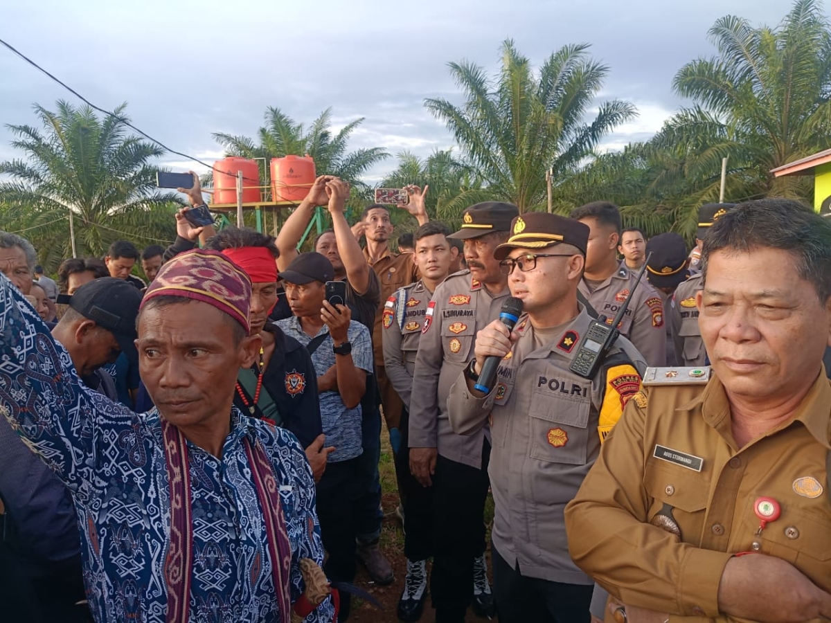 Pj Sekda Kapuas Hulu Agus Stormandi bersama Waka Polres Kapuas Hulu Kompol Muslimin saat menemui warga Desa Bika saat mendatangi kantor PT BIA.