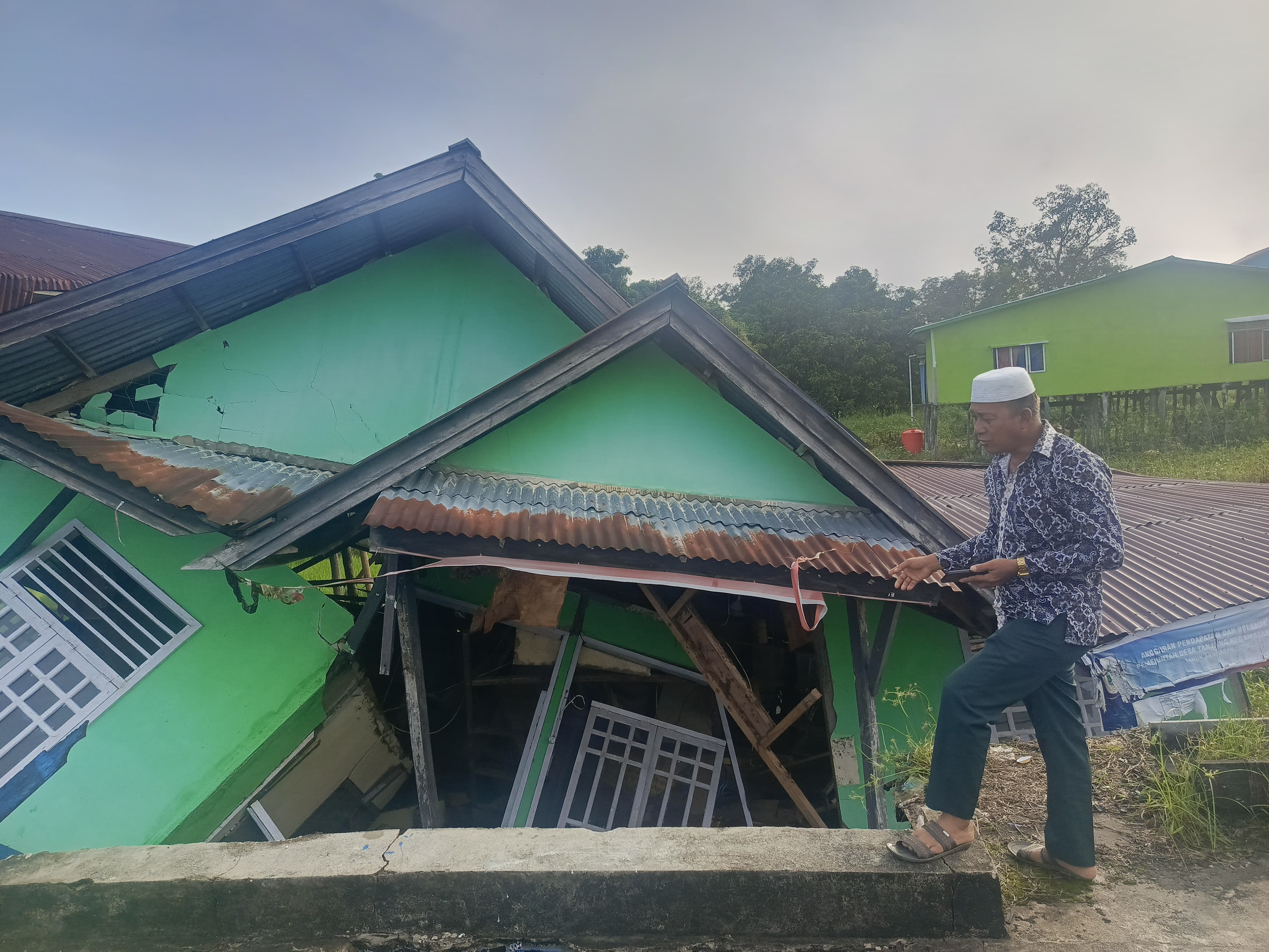 AMBRUK: Bangunan Kantor Desa Tanjung yang lapuk dan miring akhirnya ambruk pada Minggu (23/11) pagi