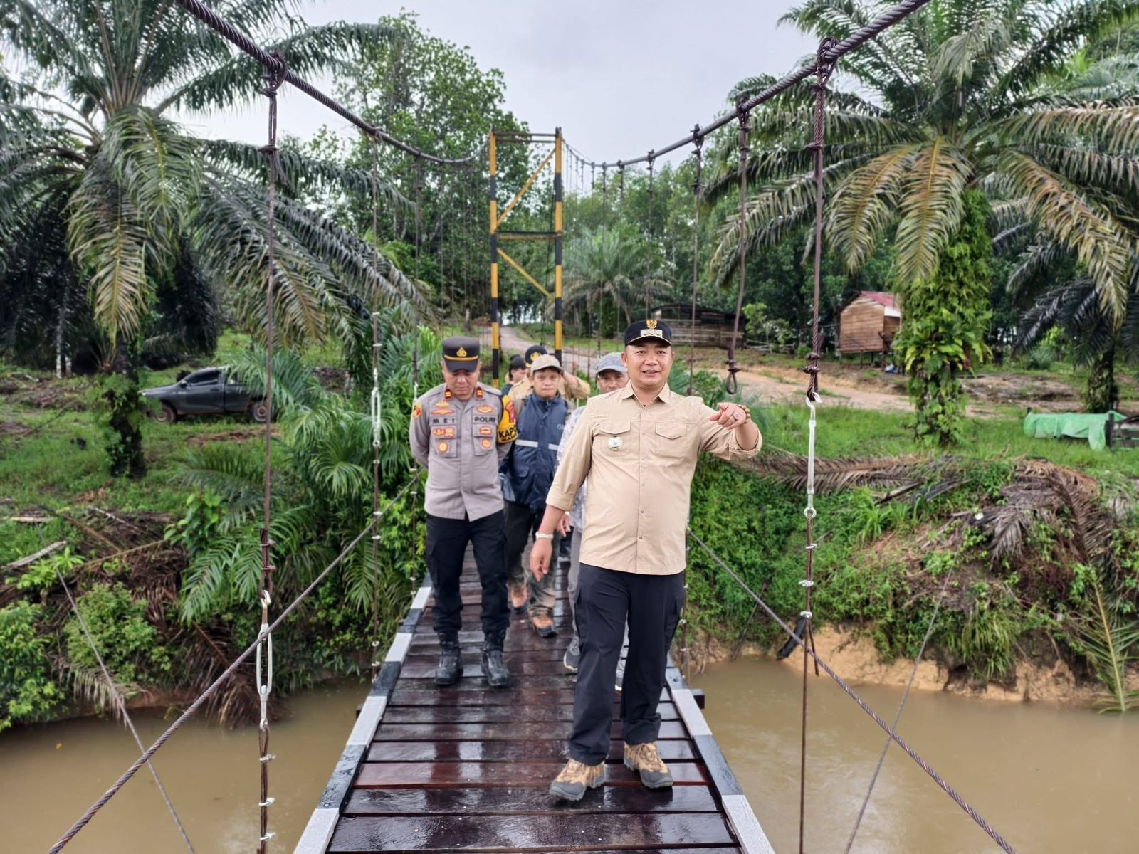 Bupati Ketapang Alexander Wilyo meninjau Jembatan Gantung Sengkuang Merabung yang telah tuntas diperbaiki.