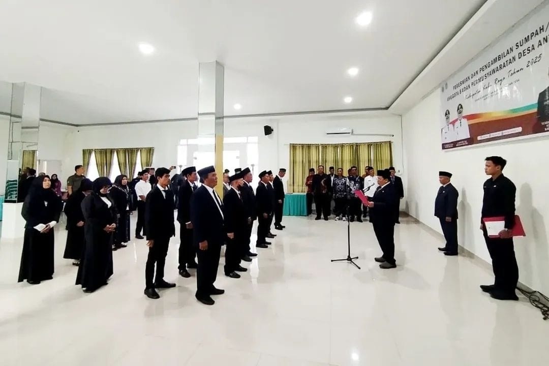 Wakil Bupati Sukiryanto saat mengambil sumpah dan janji Anggota BPD PAW dan mengukuhkan penambahan masa jabatan BPD Kubu Raya.