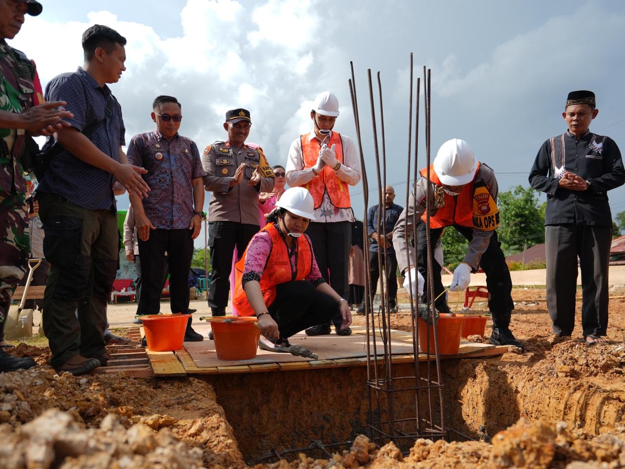BANGUN DAPUR: Bupati Landak Karolin Margret Natasa melakukan groundbreaking pembangunan Dapur SPPG di Desa Serimbu.