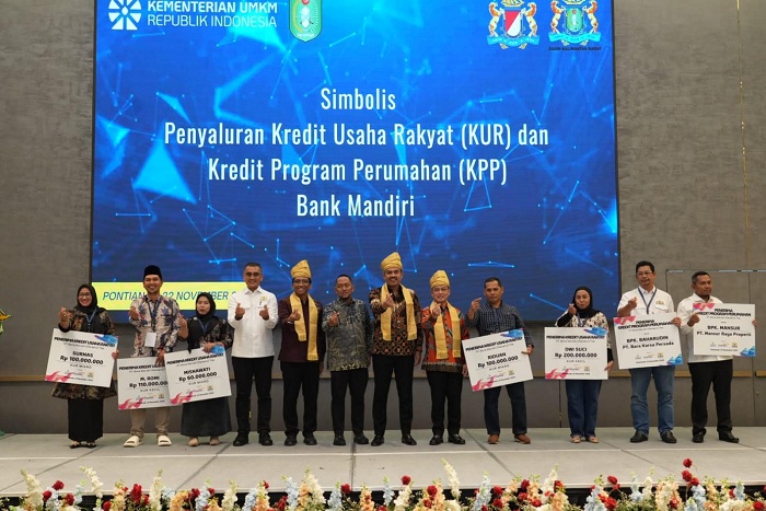 KREDIT USAHA: Penyerahan simbolis penyaluran KUR dan Kredit Program Perumahan Bank Mandiri, Sabtu (22/11).
