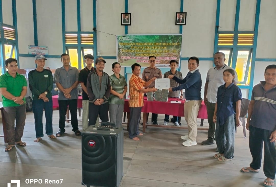 SERAHKAN: Koordinator Humas PT BIA menyerahkan dana CSR kepada Kades Penyeluang.