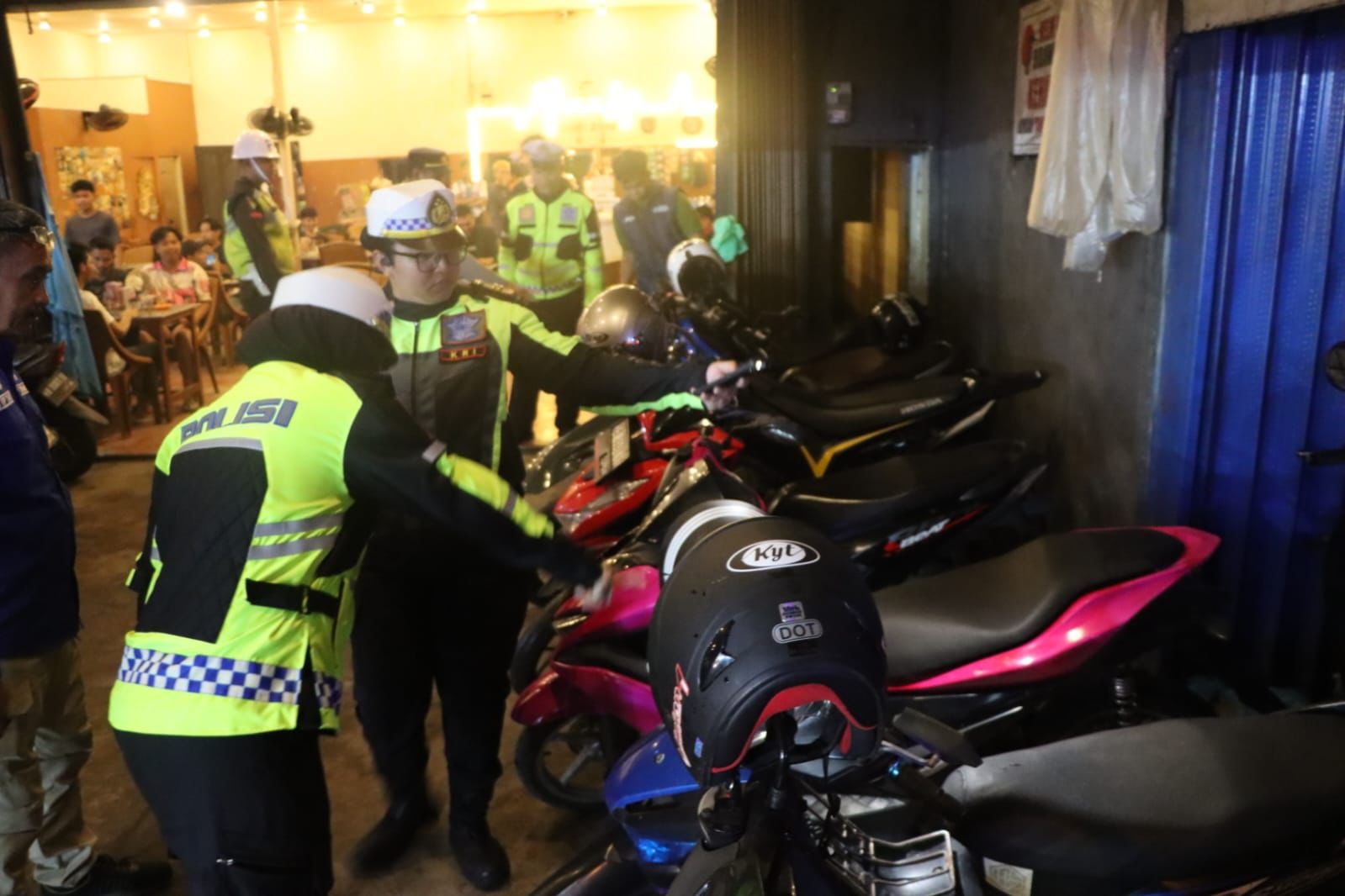 Petugas Polres Ketapang memeriksa motor berknalpot brong saat razia di area kafe dan tongkrongan kota.