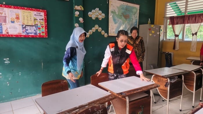 TINJAU: Wali Kota Tjhai Chui Mie bersama Kepala Dinas Pendidikan dan Kebudayaan meninjau kondisi sarana belajar di SDN 85 dan SMPN 16 Singkawang.