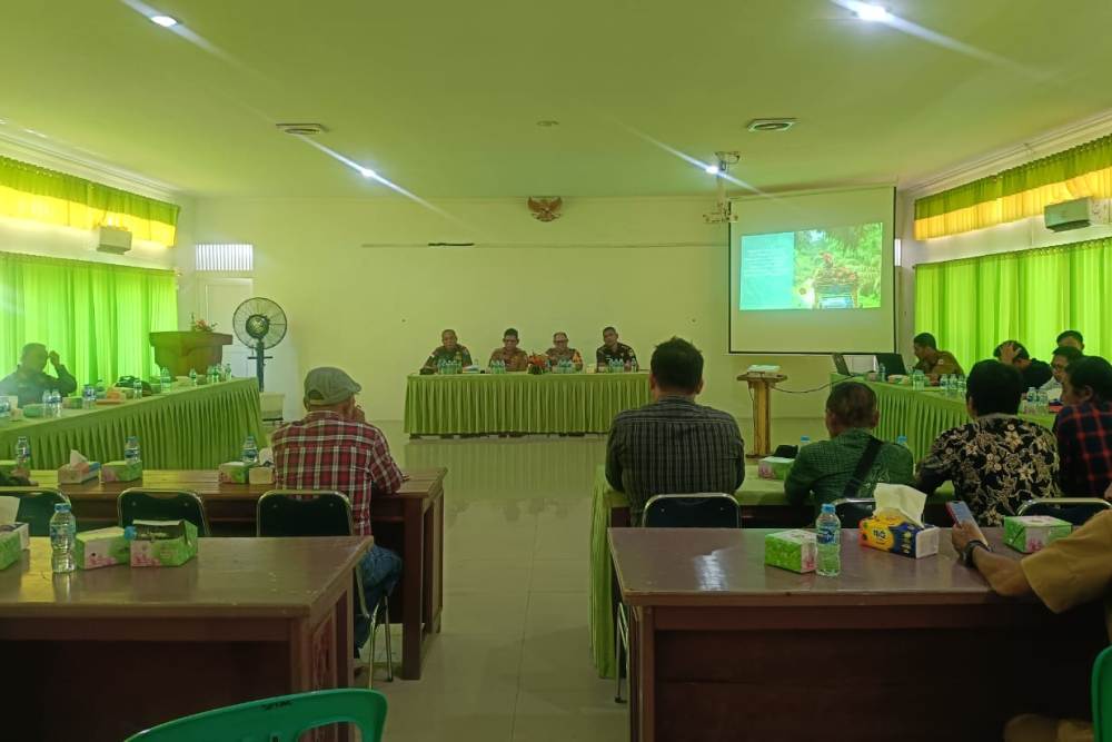 TP3K Kabupaten Kapuas Hulu saat menggelar pertemuan mediasi antara PT BIA dengan Masyarakat Desa Bika di aula Dinas Pertanian.