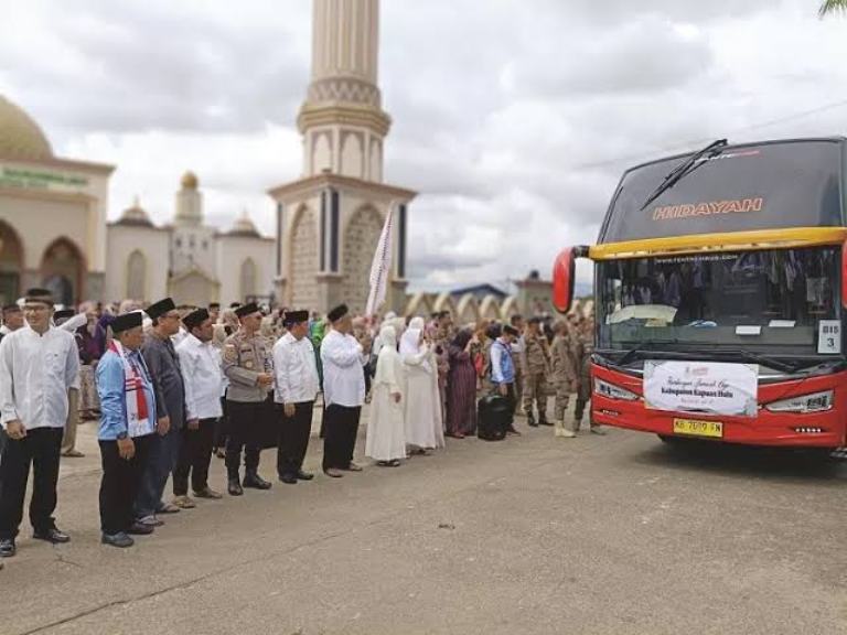 Keberangkatan Jamaah Haji Kabupaten Kapuas Hulu pada 2025.