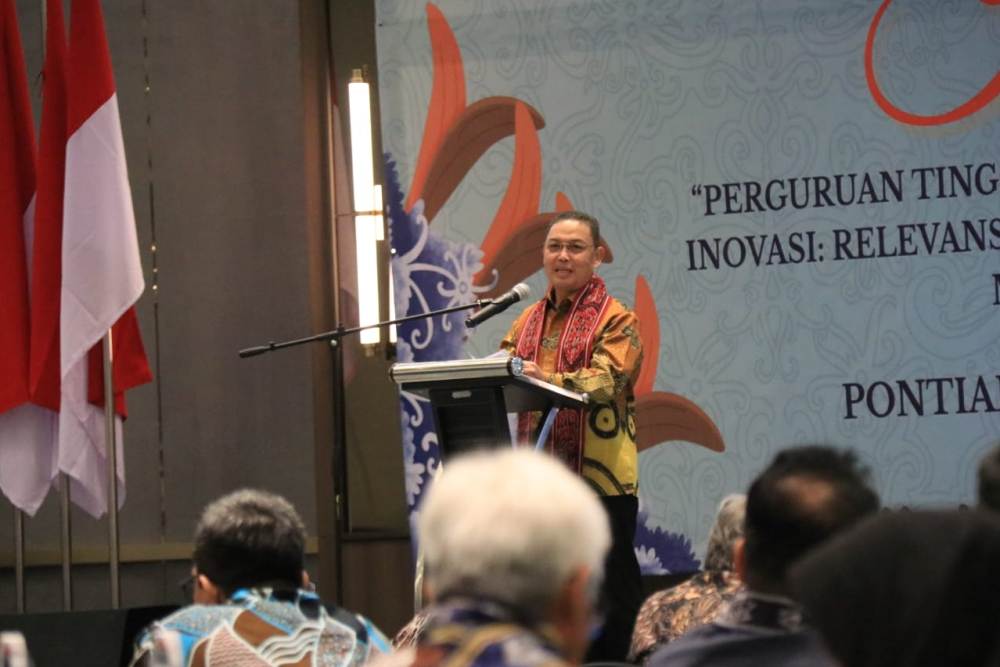 Gubernur Kalimantan Barat Ria Norsan saat memberikan sambutan dalam kegiatan Konvensi Kampus XXX dan Temu Tahunan XXVI Forum Rektor Indonesia (FRI) Tahun 2025.