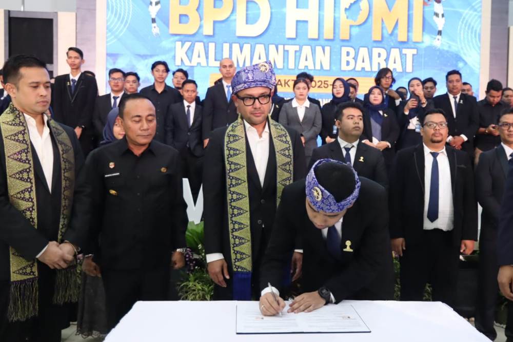 Wakil Gubernur Kalimantan Barat Krisantus Kurniawan menyaksikan penandatanganan pelantikan Pengurus BPD HIPMI Kalimantan Barat di Aula Makodam XII/Tanjungpura.