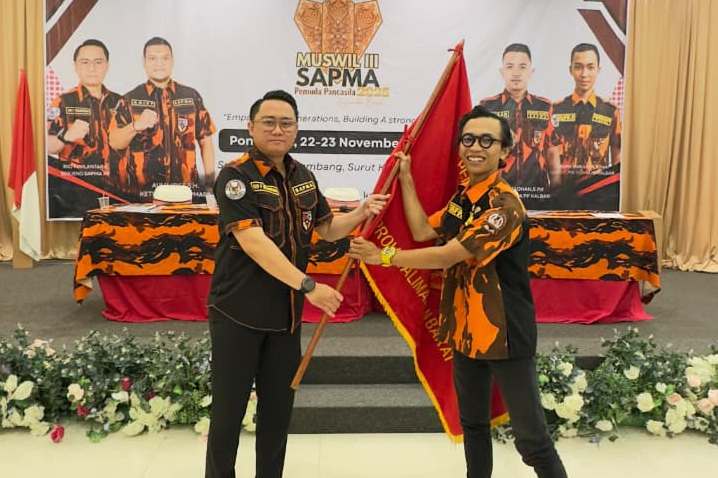 Penyerahan bendera dari Sekjend SAPMA Pemuda Pancasila Rio F Wilantara kepada Ketua SAPMA Pemuda Pancasila Kalimantan Barat Taufik Sirajuddin.