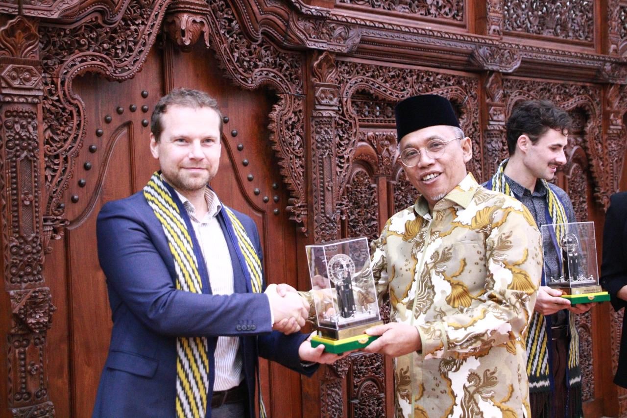 CENDERA MATA: Sekretaris Daerah Kota Pontianak Amirullah menyerahkan cendera mata Tugu Khatulistiwa kepada Deputy Head International Department ACQUIN, Robert Raback.
