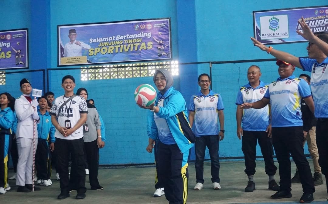 KEJUARAAN: Bupati Erlina saat membuka Kejurprov Bola Volly di GOR Opu Daeng Menambon Mempawah.