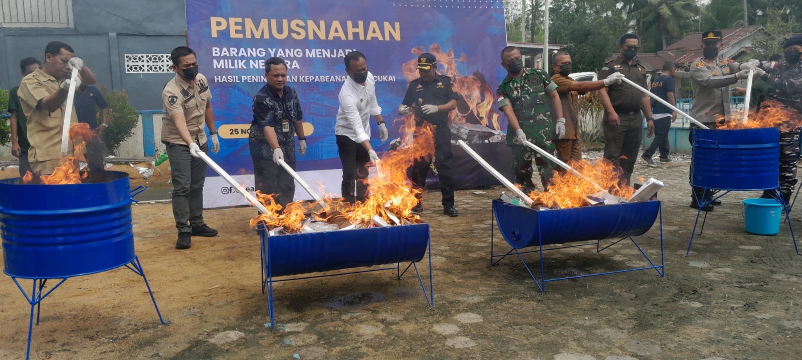 Kegiatan pemusnahan yang dilakukan bea dan cukai dihadiri sejumlah pihak terkait.