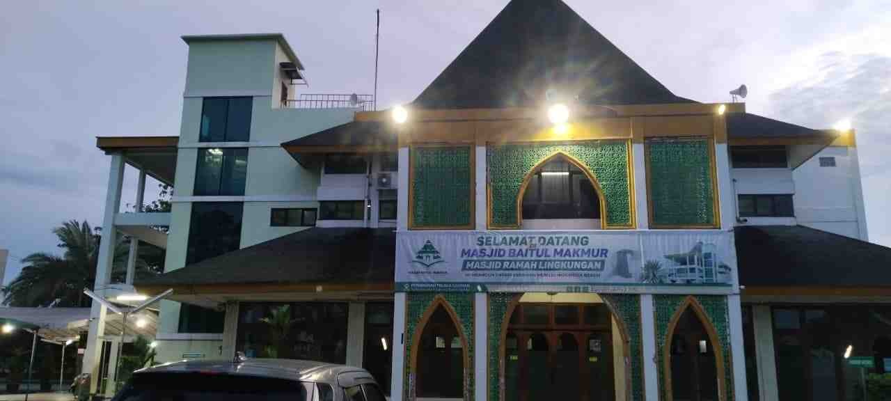 IKUT JAGA ALAM: Masjid Baitul Makmur di Perumahan Telaga Sakinah, Cikarang, Bekasi. Foto kanan, Ketua DKM Baitul Makmur, Muhammad Suhapli di Taman Ecoedupark.