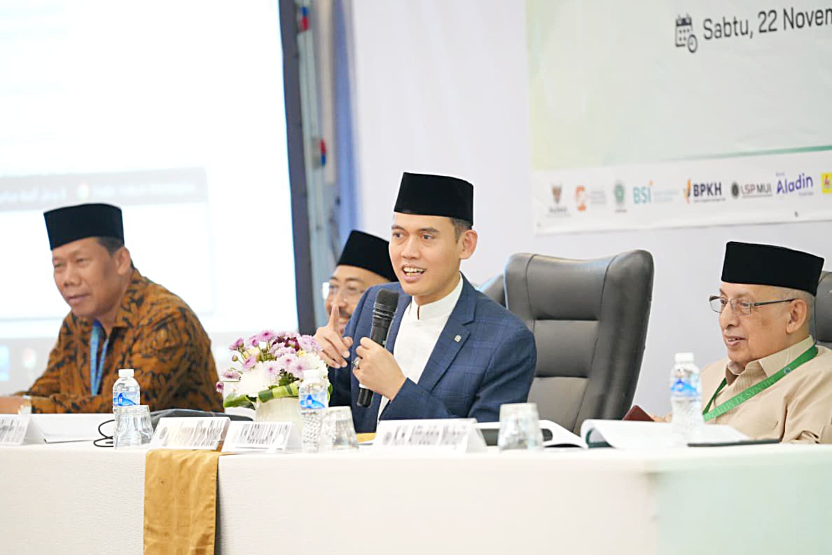 FATWA MUI:  Ketua Majelis Ulama Indonesia (MUI) bidang Fatwa Prof. Asrorun Niam Sholeh menyampaikan sejumlah fatwa baru hasil Musyawarah Nasional (Munas) MUI ke-XI di Jakarta.