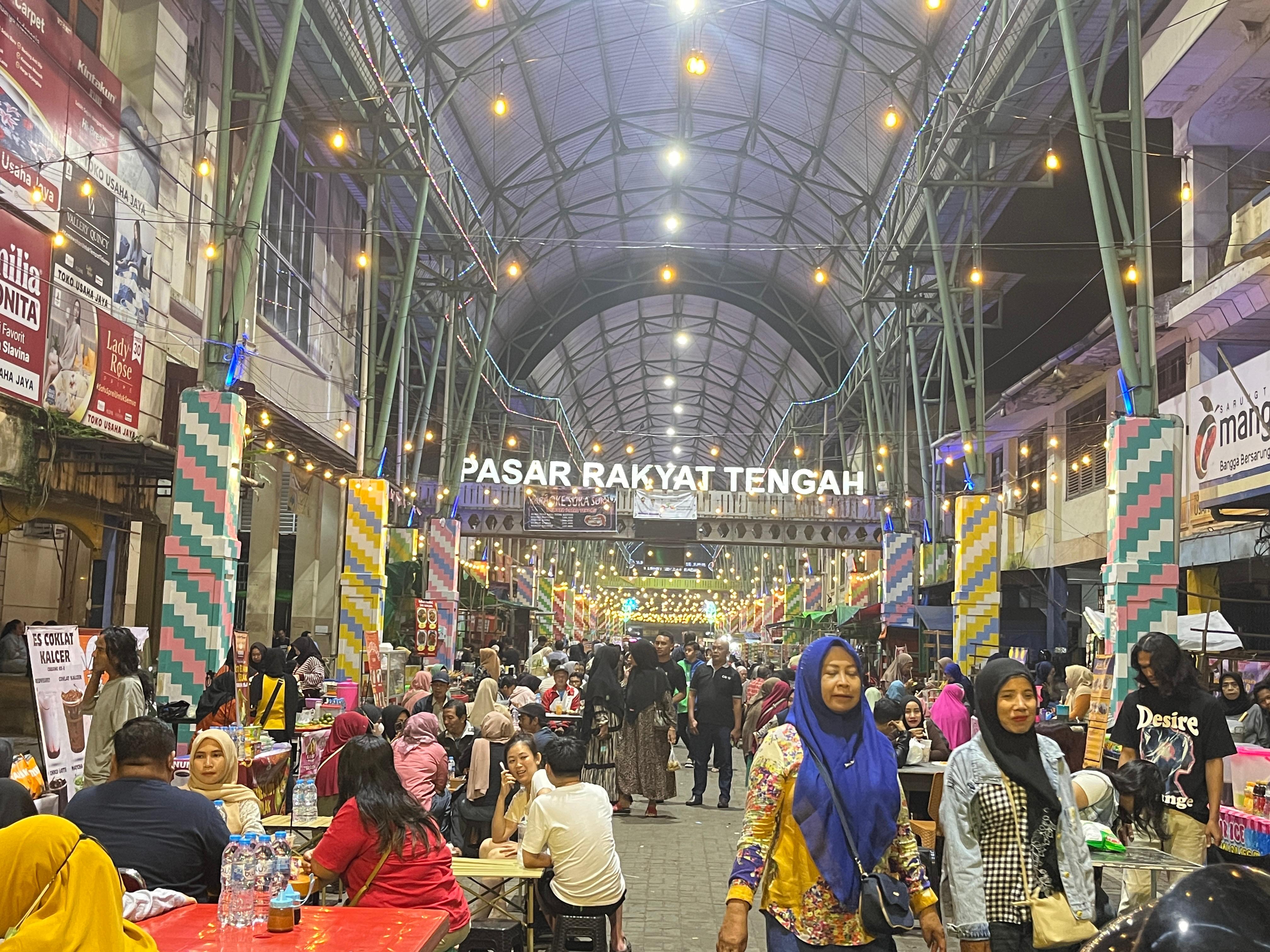 KULINER: Kondisi kuliner malam di Pasar Tengah waktu malam.