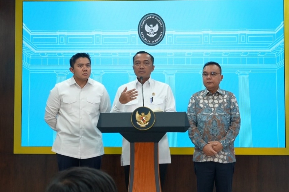 Mensesneg Prasetyo Hadi bersama Wakil Ketua DPR RI Sufmi Dasco Ahmad, mengumumkan Prabowo memberikan rehabilitasi kepada mantan direksi ASDP, di Istana Negara pada Selasa (25/11).