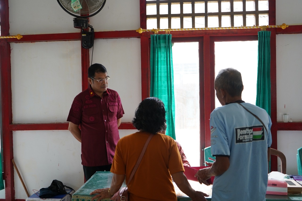 PELAYANAN : Warga perbatasan di Kabupaten Kapuas Hulu saat menerima pelayanan paspor keliling dari Imigrasi Putussibau.
