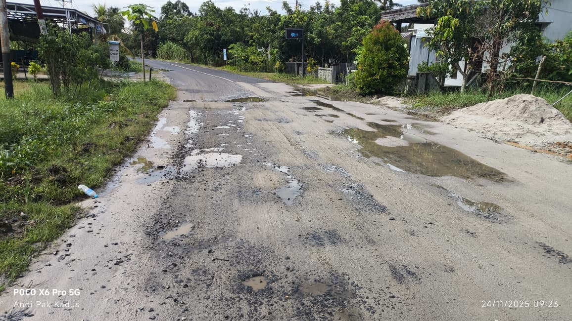 BERLUBANG : Kondisi Jalan Baru di Pangkalan Buton, Kecamatan Sukadana,  Kayong Utara berlubang.
