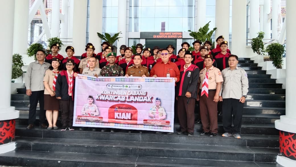 PRAMUKA : Wakil Bupati Landak, Erani saat melepas kontingen Pramuka Kabupaten Landak yang akan mengikuti Raimuna Daerah Kalimantan Barat 2025 di Kabupaten Sintang.