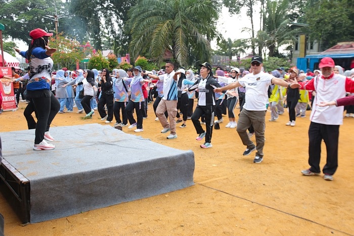 SENAM : Wali Kota Singkawang Tjhai Chui Mie, Kadis Pendidikan dan Kebudayaan Kota Singkawang H. Asmadi dan ratusan guru melakukan senam dalam rangka peringatan Hari Guru Nasional dan HUT ke-80 PGRI.