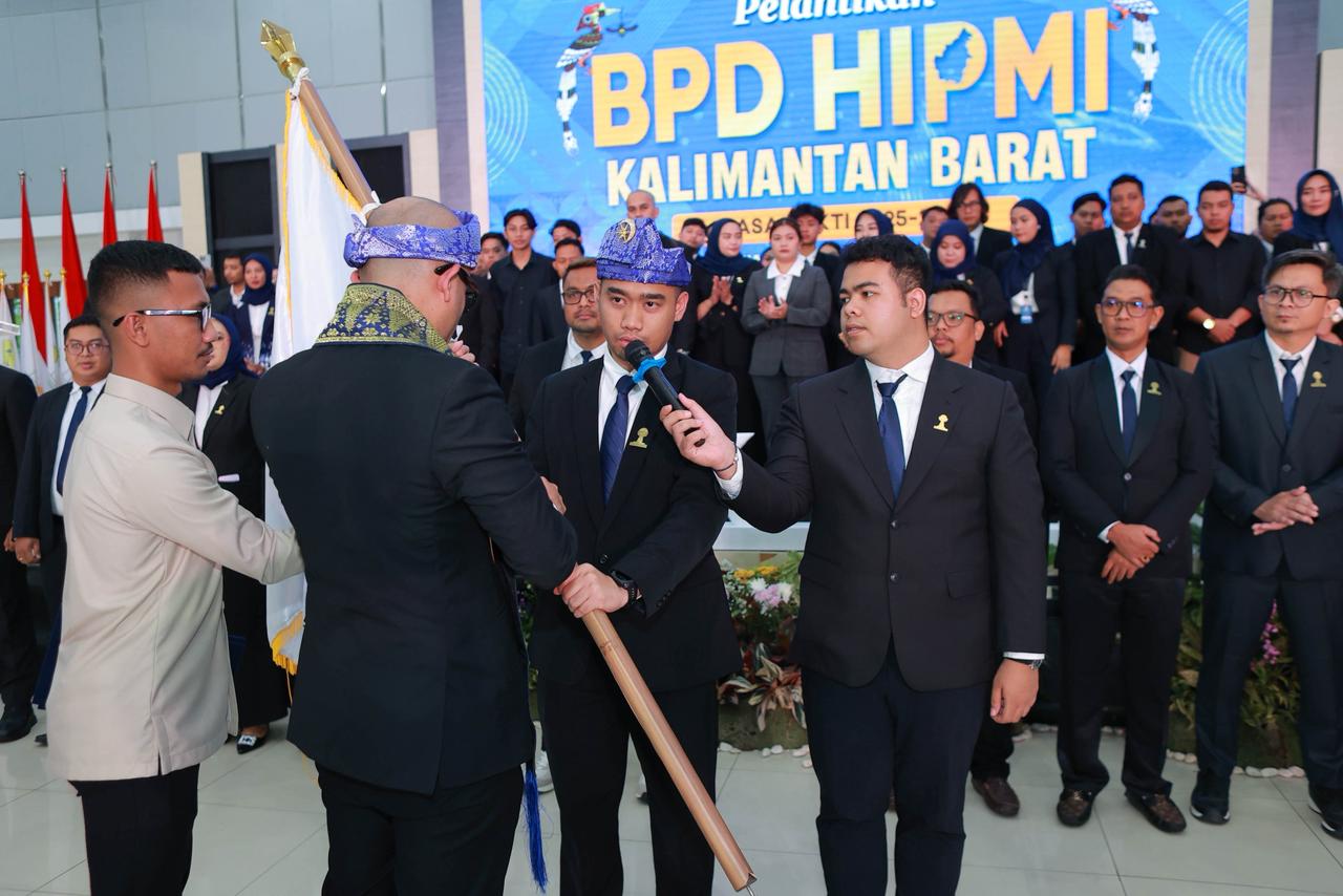 Ketua BPD Hipmi Kalbar terpilih Ridho Adyt Setiawan menerima bendera pataka sebagai simbol resmi kepemimpinan periode 2025&ndash;2028.