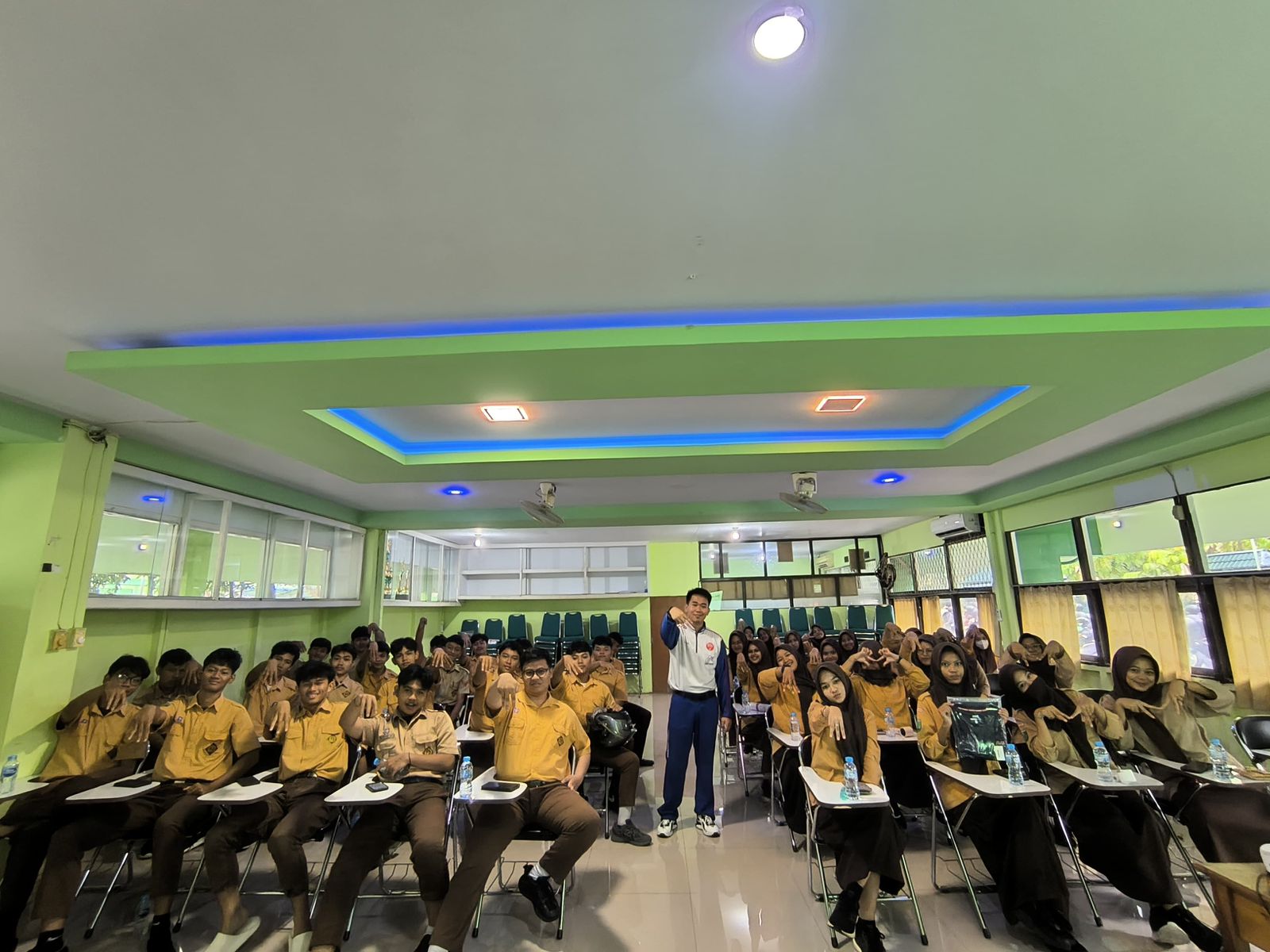 Siswa SMA Mujahidin Pontianak mengikuti sesi edukasi keselamatan berkendara bersama Astra Motor Kalbar.