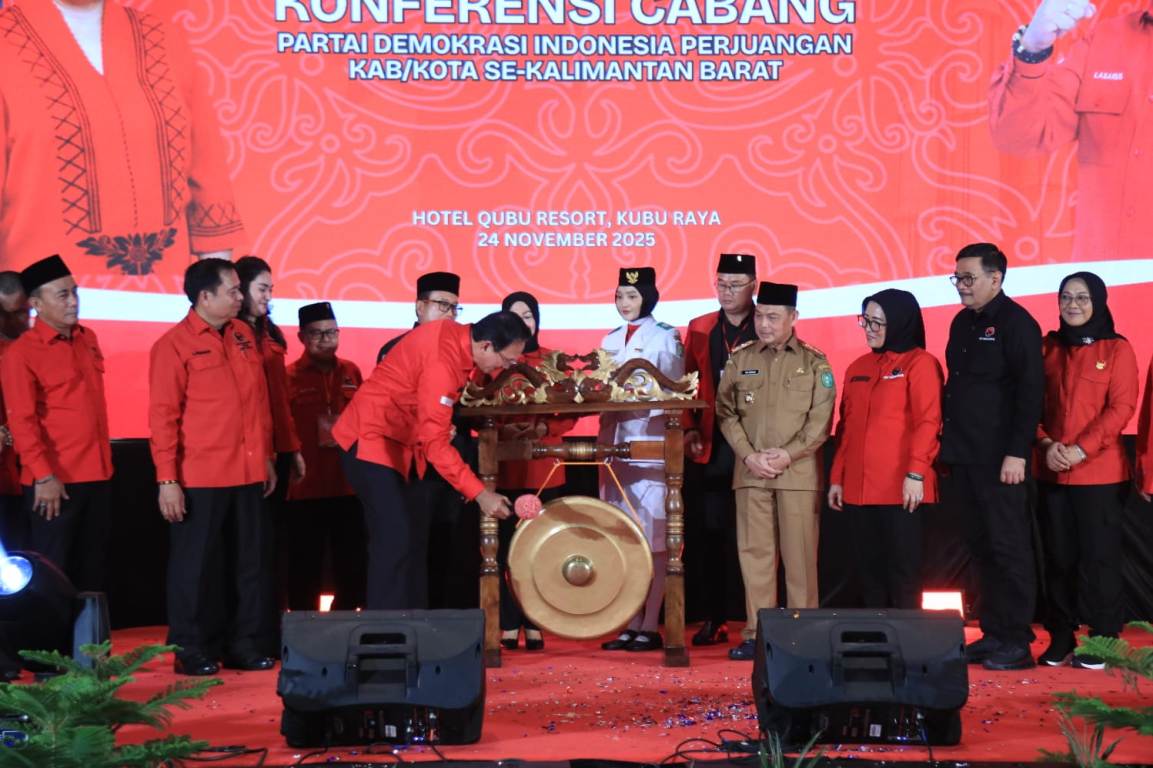 Gubernur Kalimantan Barat Riar Norsan menyaksikan pemukulan gong sebagai tanda dimulainya Konferensi Daerah dan Konferensi Cabang PDI Perjuangan se-Kalimantan Barat.