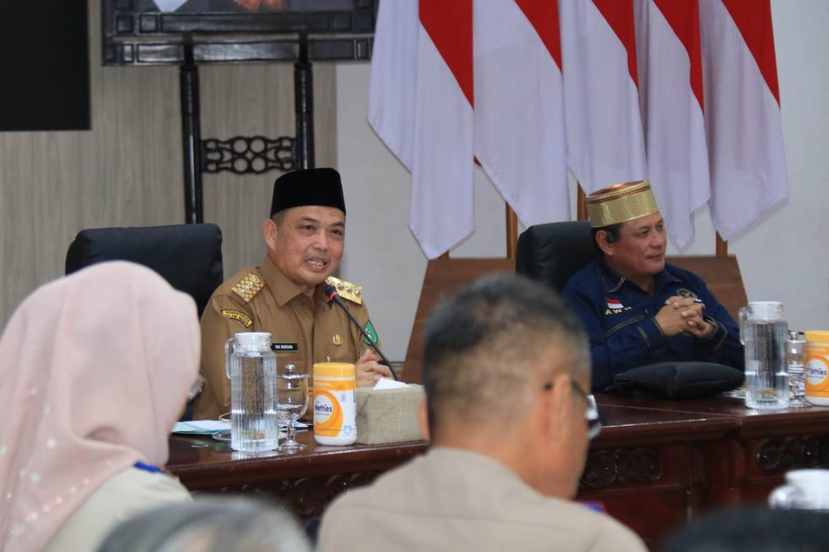 Gubernur Kalimantan Barat Ria Norsan dan Wakil Ketua Komite II DPD RI, Abdul Waris Halid, duduk berdampingan saat diskusi terkait kondisi lingkungan di Kalbar.