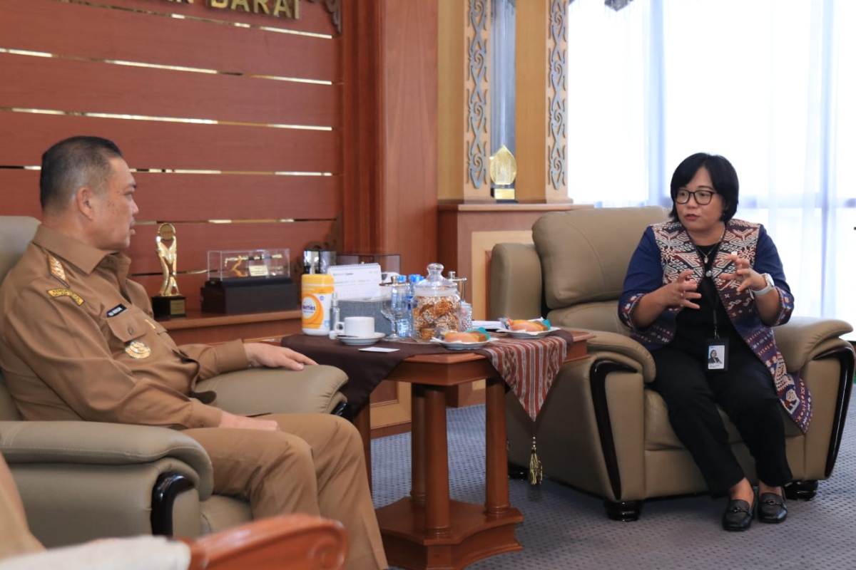 Gubernur Kalimantan Barat Ria Norsan sedang berdialog dengan General Manager PLN UID Kalimantan Barat terkait kondisi kelistrikan di provinsi ini.