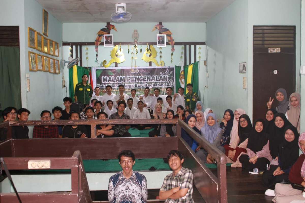 Warga AMKS "S.M.Tsafioeddin" foto bersama usai mengelar Malam Pengenalan Bakal calon Warga Baru 2025.
