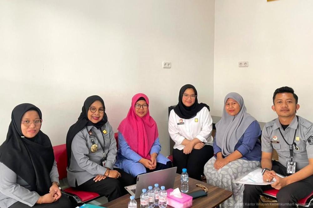 Kanwil Kemenkum Kalbar melaksanakan audit kepatuhan langsung PMPJ di salah satu notaris di Kota Pontianak pada Senin (24/11).