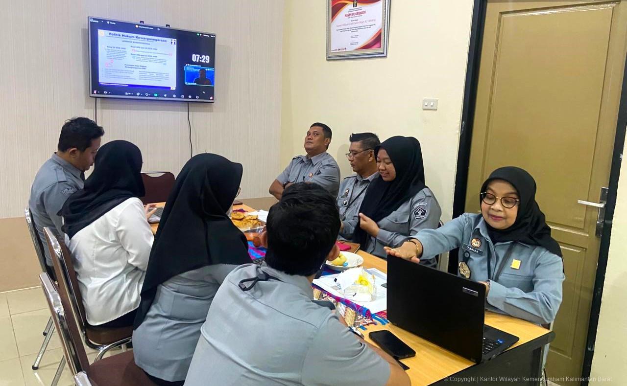 Kanwil Kemenkum Kalbar mengikuti sosialisasi Peraturan Menteri Hukum terkait tugas dan fungsi Ditjen AHU secara daring pada Selasa (25/11).