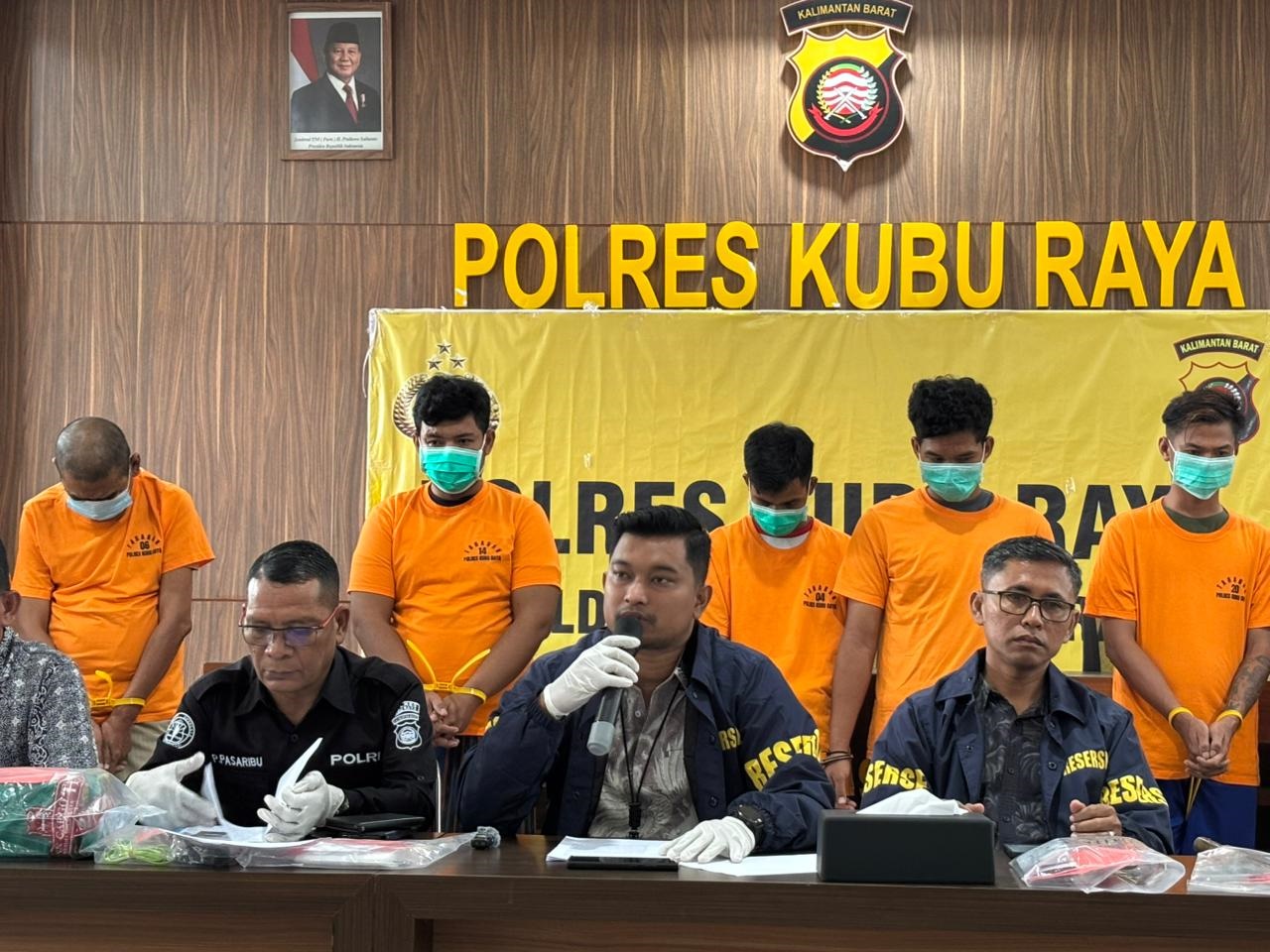 KEKERASAN SEKSUAL: Kasat Reskrim Polres Kubu Raya Iptu Nunut Rivaldo memaparkan pengungkapan kasus kekerasan seksual terhadap anak dalam konferensi pers di Aula Mapolres Kubu Raya, Jumat (21/11).