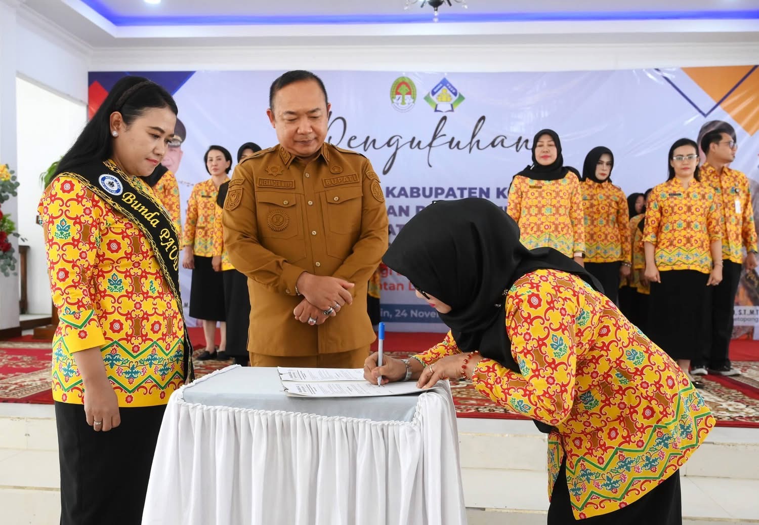 LANTIK : Bupati Ketapang, Alexander Wilyo, mengukuhkan Bunda PAUD Ketapang periode 2025-2030 di Pendopo Bupati, Senin (24/11).