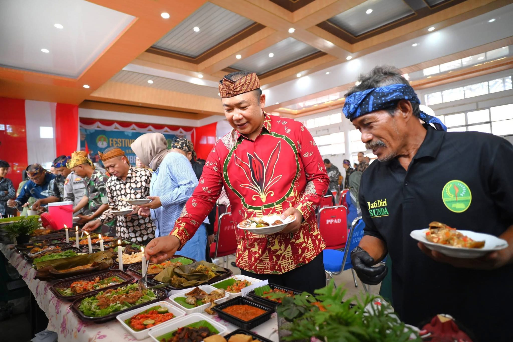 KULINER : Bupati Ketapang, Alexander Wilyo, mencicipi kuliner khas Sunda pada ajang Festival Kuniler Sunda di Gedung Pancasila, Minggu (23/11).