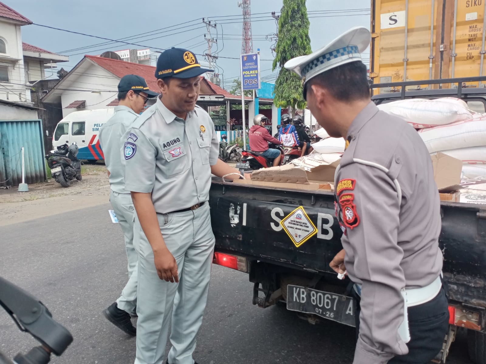 OPERASI ZEBRA: Edukasi keselamatan berlalu lintas disampaikan langsung petugas saat Operasi Zebra Kapuas 2025 di Simpang Kapur, Senin (23/11).