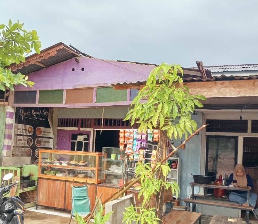 HANTAM: Bangunan rumah warga rusak parah akibat dihantam puting beliung.