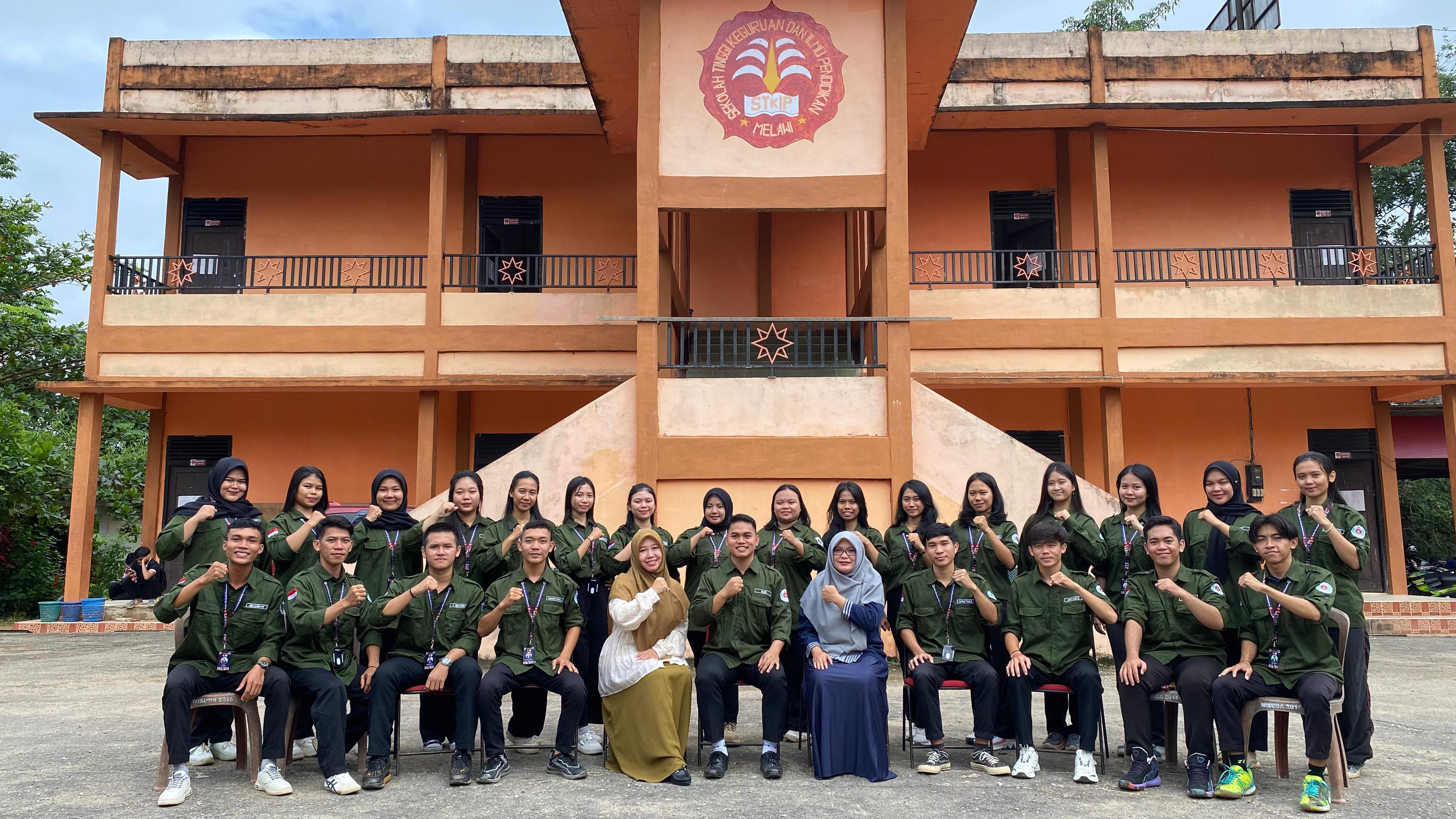 Mahasiswa STKIP Melawi Entikong berpose bersama dosen pembimbing menjelang prosesi wisuda, sebagai wujud kesiapan mereka berkontribusi bagi pembangunan kawasan perbatasan.