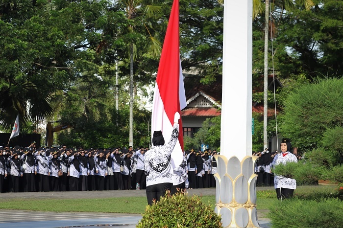 HARI GURU: Upacara Hari Guru Nasional di halaman Kantor Wali Kota Singkawang dipimpin Pj Sekda Dwi Putra Sumarna.