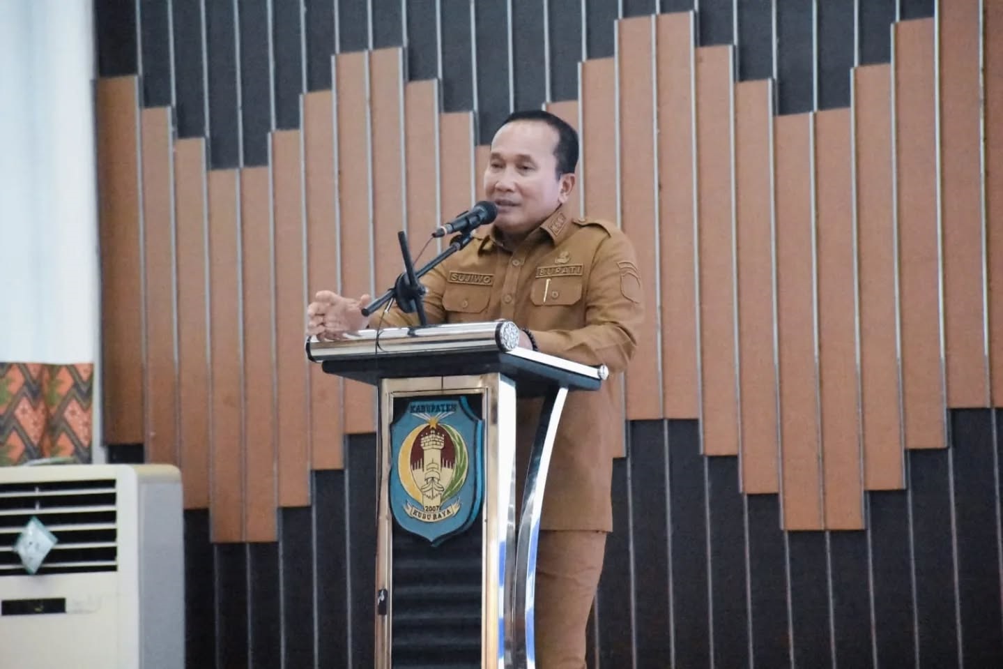 Bupati Kubu Raya Sujiwo membuka Bimtek operator SIKS-NG dan menegaskan pentingnya akurasi data kesejahteraan.