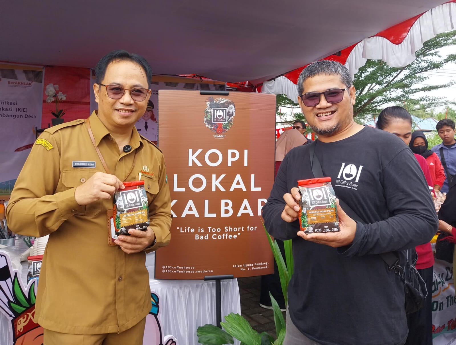 LOKAL: Kepala Dinas Perkebunan dan Peternakan Kalbar, Heronimus Hero (kiri) menunjukkan salah satu brand kopi lokal yang memberdayakan petani untuk menghasilkan biji kopi liberika maupun robusta.