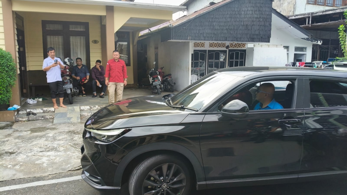 Penyidik Kejati Kalbar geledah rumah kediaman MR, tersangka tipikor dana hibah pembangunan gedung SMA Mujahidin, Rabu (26/11).